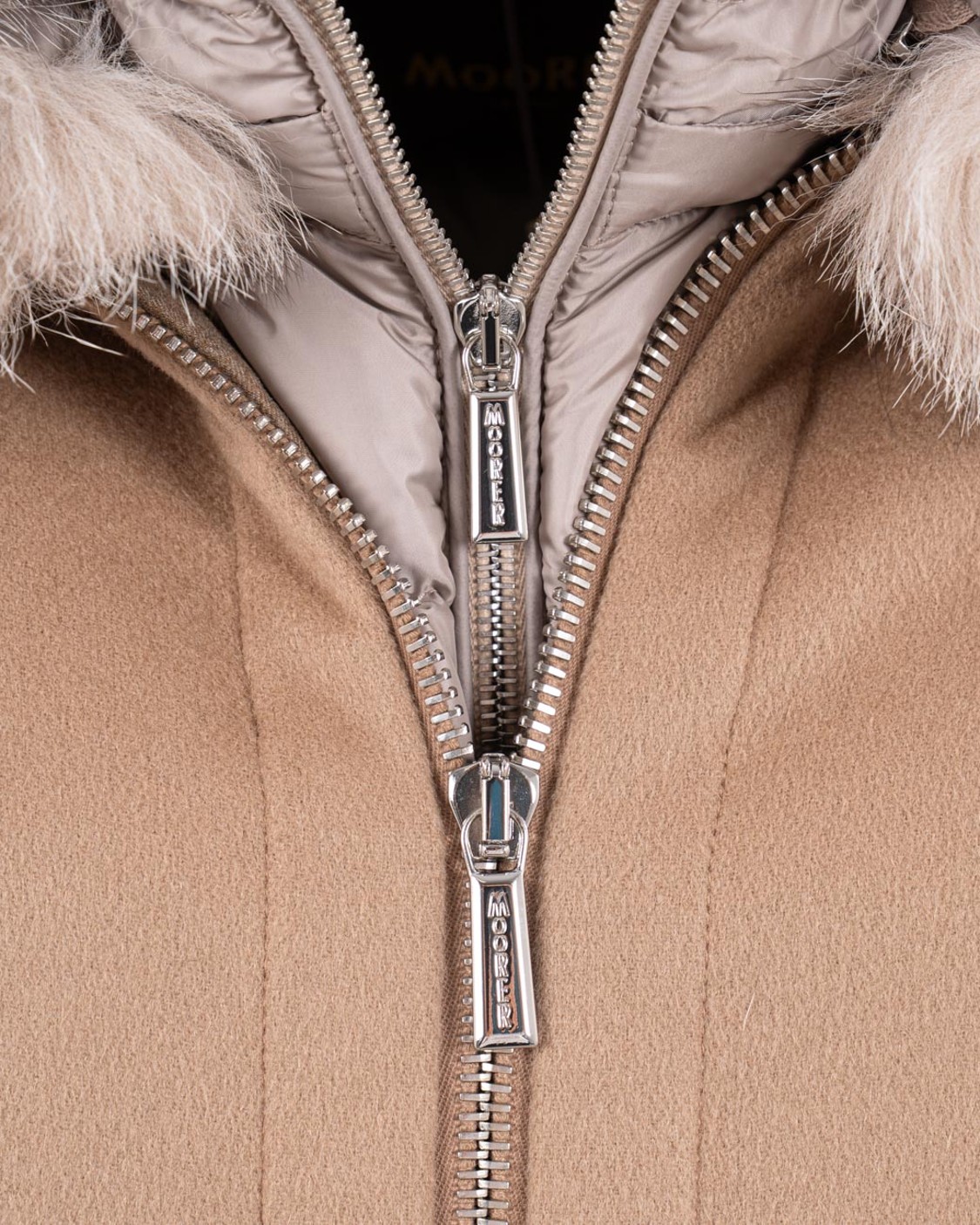shop MOORER  Giaccone: MooRER  giacca con contrasto in lana e cashmere "Pegaso-CWR".
Collo in maglia.
Chiusura frontale con zip a doppio cursore.
Due comode tasche a filetto.
Al suo interno, il pratico bomber staccabile è realizzato con un finissimo nylon con delicate sfumature cangianti.
Cappuccio rifinito con bordo in vera volpe.
Polsi in maglia tubolare.
Imbottito in finissima piuma d'oca e trapuntata a boudin.
Composizione: 90% LANA,10% CASHMERE.
Made in Italy.. PEGASO CWR-V0942 number 216021